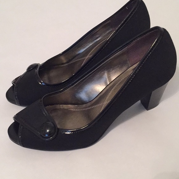naturalizer black pumps